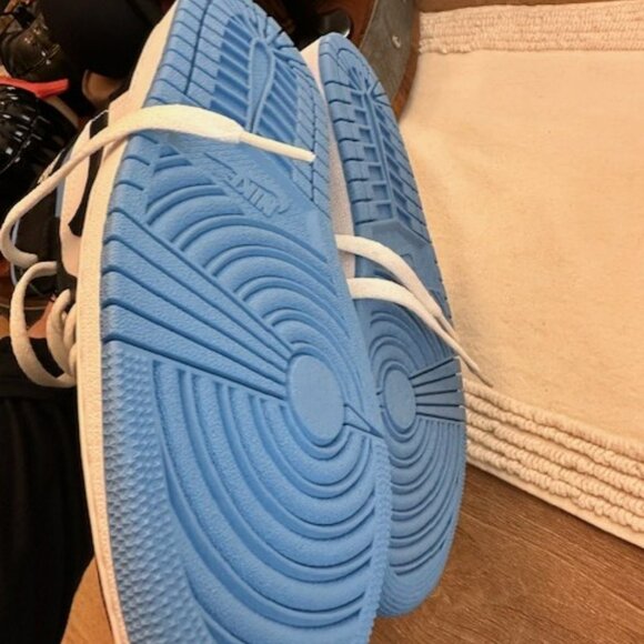 Jordan 1 Mid University Blue (Women's) - Picture 4 of 4